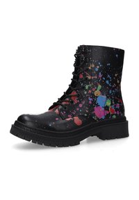 Schwarze Lederkampfstiefel mit einem Splatter-Paint-Design in lebhaften Farben. Sie verfügen über eine dicke Sohle und eine Schnürung mit Metallösen.