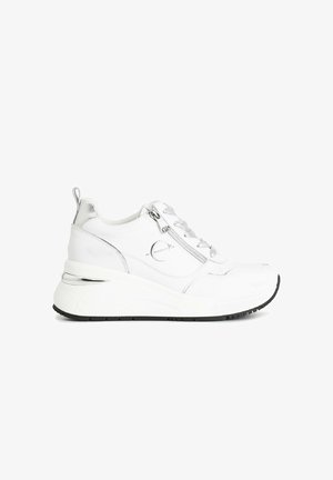 Witte leren sneakers met zilveren accenten, een stevige zool, veters en ritssluiting, en een gestructureerd detail op de tussenzool. Zwarte rubberen loopzool.