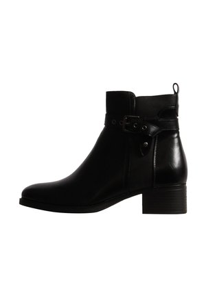 Bota negra de piel con tacón bloque bajo, puntera puntiaguda, tira lateral, detalle de hebilla y presilla trasera.