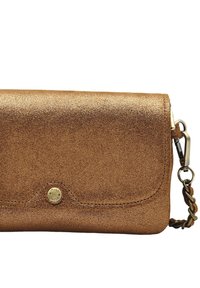 Portefeuille en métal bronze, fabriqué en cuir texturé, avec une fermeture à rabat, présentant un bouton-pression doré et une sangle tressée pour le porter.