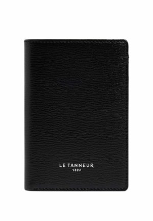 Schwarze, texturierte Lederbrieftasche mit weißem "LE TANNEUR 1893" Logo, mittig vorne auf weißem Hintergrund.