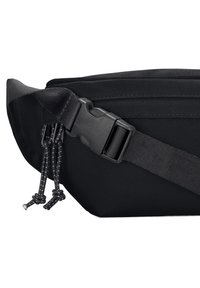 Marsupio nero realizzato in tessuto resistente, con una superficie testurizzata, tracolla regolabile e chiusura con fibbia sicura.