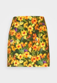 Minifalda con un brillante patrón floral en naranja, amarillo y púrpura sobre un fondo de hojas verdes oscuras, exhibida contra un fondo gris claro.