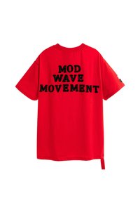 Camiseta de algodón roja con gran texto de lentejuelas negras "MOD WAVE MOVEMENT" en la parte posterior, mangas cortas y un ajuste relajado.