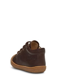 Hnědá kožená botička pro batole s zaobleným tvarem, zavazováním na tkaničky, světlou gumovou podrážkou a embosovaným logem na boku.