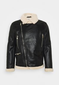 Czarna skórzana kurtka z kremowym futrzanym kołnierzem; posiada asymetryczny zamek błyskawiczny z przodu, liczne kieszenie na zamek oraz teksturowane wykończenie.