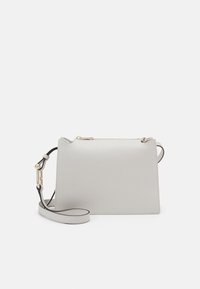 Borsa in pelle grigia con una forma strutturata, chiusura con zip e tracolla regolabile. Presenta dettagli in hardware dorato e un design minimalista.