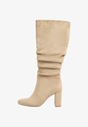 Beige, lässige kniehohe Stiefel aus weichem, samtartigem Material mit spitzem Schuhkopf und klobigem Blockabsatz.