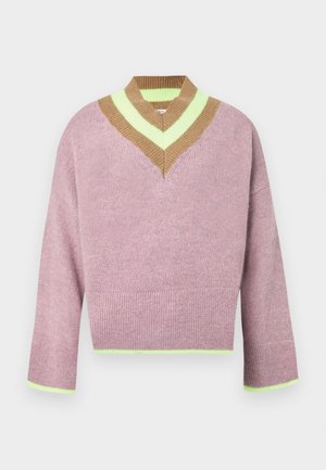 Maglione corto a scollo a V in rosa tenue con righe marroni e verdi sul collo e sui bordi. Tessuto strutturato con maniche larghe.