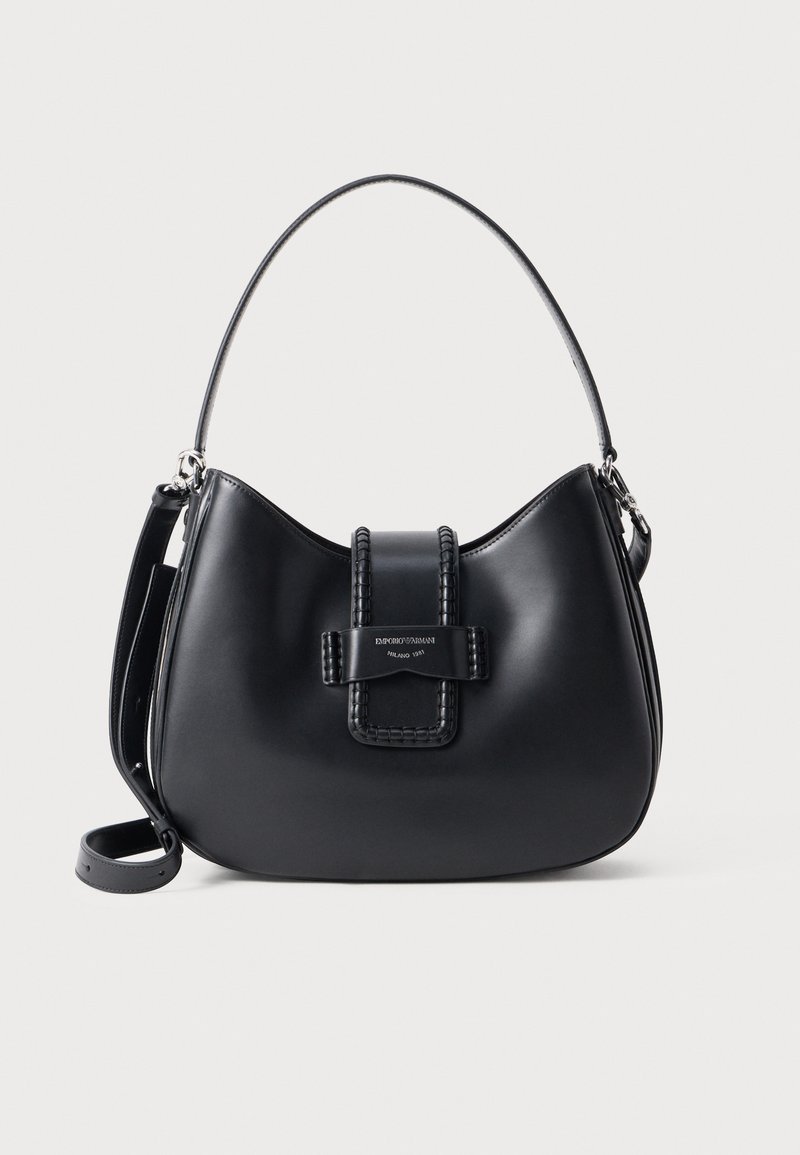 Borsa a spalla in pelle nera con una forma curva, un manico intrecciato e una chiusura prominente. Presenta una tracolla removibile e dettagli in metallo.