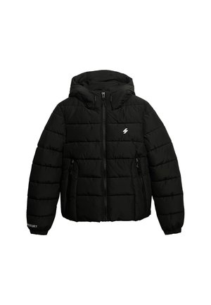 Veste doudoune noire avec capuche, design matelassé, fermeture éclair à l'avant et deux poches latérales. Présente un petit logo sur la poitrine et des poignets élastiques.