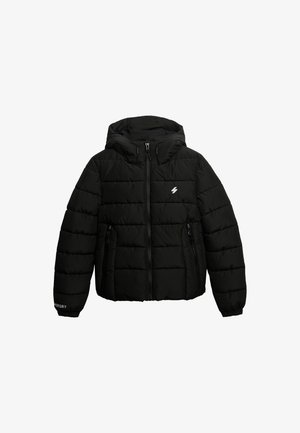 Veste doudoune noire avec capuche, design matelassé, fermeture éclair à l'avant et deux poches latérales. Présente un petit logo sur la poitrine et des poignets élastiques.