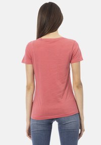 Rode t-shirt met korte mouwen en een ronde hals, gemaakt van lichtgewicht materiaal, met een iets losse pasvorm en een gladde textuur.