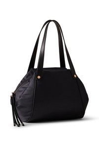 Borsa nera con texture, dotata di doppie tracolle, borchie color oro e dettaglio con nappina a cerniera laterale su sfondo bianco.