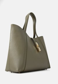 Borsa tote in pelle verde oliva con superficie testurizzata, forma strutturata, doppi manici e dettaglio in metallo dorato sulla parte anteriore.