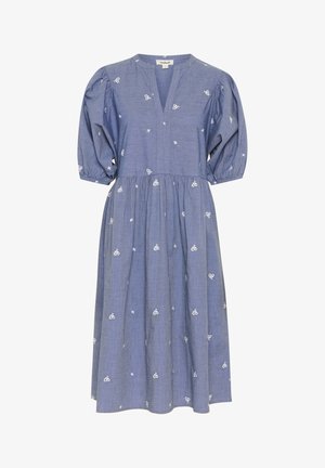 Rochie din bumbac bleu deschis, cu decolteu în V, mâneci bufante și modele florale brodate. Designul fustei evazate ajunge până la jumătatea gambei.