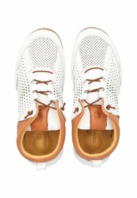 Witte geperforeerde leren sneakers met bruine leren accenten, voorzien van bruine veters en een beige interieur. Flexibele zool en een rond neusstuk.