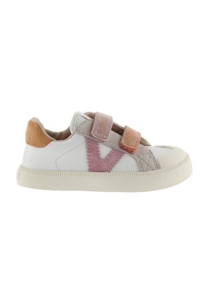 Zapatilla infantil blanca y rosa con dos tiras de velcro, detalles en ante y suela de goma beige.