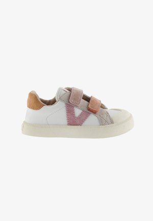 Zapatilla infantil blanca y rosa con dos tiras de velcro, detalles en ante y suela de goma beige.