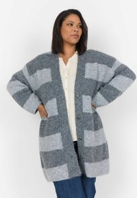 Cardigan à carreaux gris et gris clair, fabriqué en tricot doux et texturé avec des manches longues, des boutons sur le devant et un design ouvert à l'avant.
