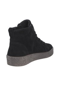 Zwarte suède hoge sneakers met een gestructureerde rubberen zool, voorzien van ronde veters en een gewatteerde kraag voor extra ondersteuning.