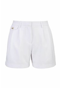 Weiße, maßgeschneiderte Shorts mit Seitentaschen, die einen dezenten Glanz aufweisen, einen plissierten Vorderteil haben und ein kleines goldenes Logo-Detail am Bund besitzen.