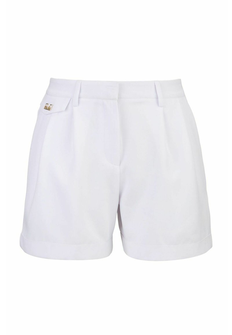 Weiße, maßgeschneiderte Shorts mit Seitentaschen, die einen dezenten Glanz aufweisen, einen plissierten Vorderteil haben und ein kleines goldenes Logo-Detail am Bund besitzen.