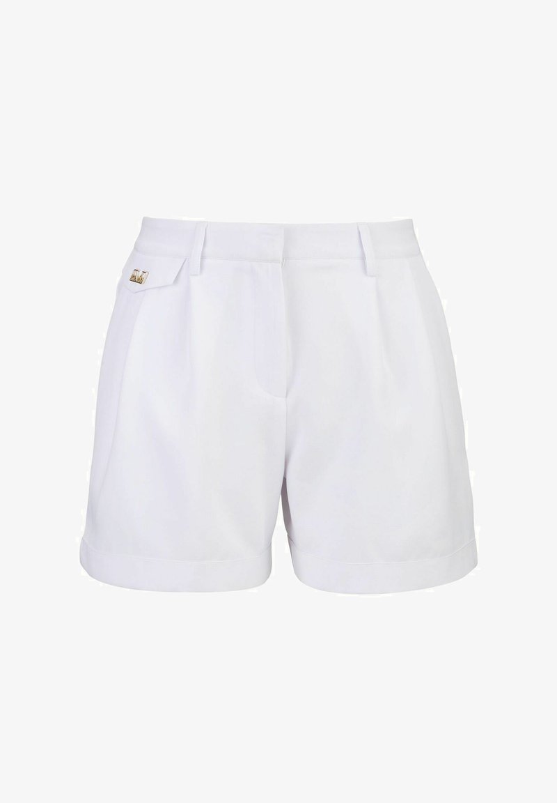 Weiße, maßgeschneiderte Shorts mit Seitentaschen, die einen dezenten Glanz aufweisen, einen plissierten Vorderteil haben und ein kleines goldenes Logo-Detail am Bund besitzen.