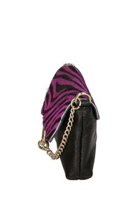 Borsa a mano in pelle nera con una patta a stampa zebra viola e nera, dotata di una tracolla in catena dorata e superficie texturizzata.
