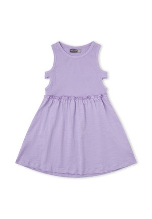 Vestido sin mangas para niño pequeño en color púrpura claro con corpiño acanalado, lados recortados y falda fruncida, colocado plano sobre fondo blanco.