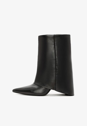 Zwarte leren enkelboot met een spitse neus, hoekige hak en een gladde, textuurvolle bovenkant; beschikt over een minimalistisch ontwerp met strakke lijnen.
