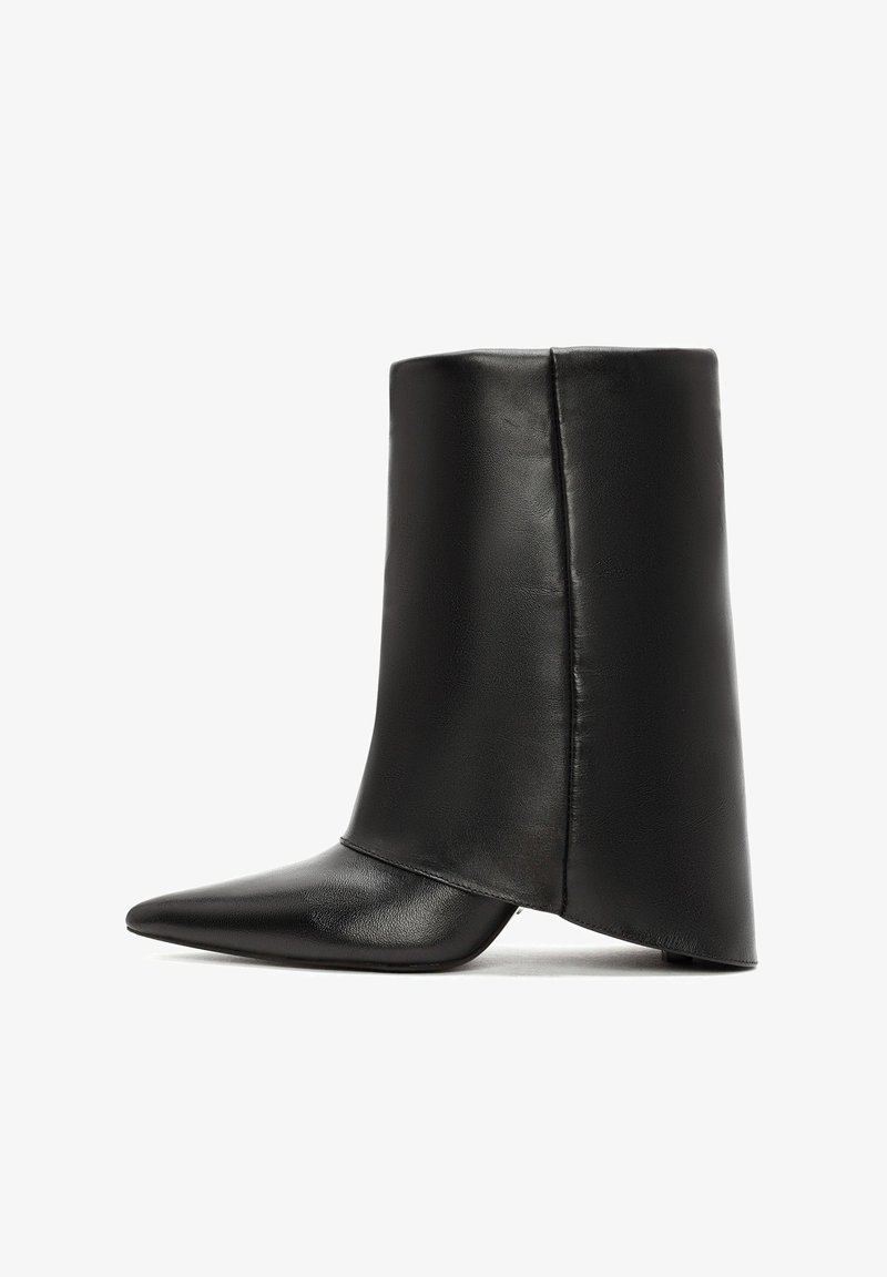 Stivaletto in pelle nera con punta affusolata, tacco angolare e parte superiore liscia e testurizzata; presenta un design minimalista con linee pulite.