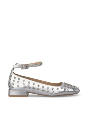 Ballerines argentées avec un bout arrondi, une bride au niveau de la cheville et ornées de clous métalliques sur le dessus. Design avec un petit talon carré.