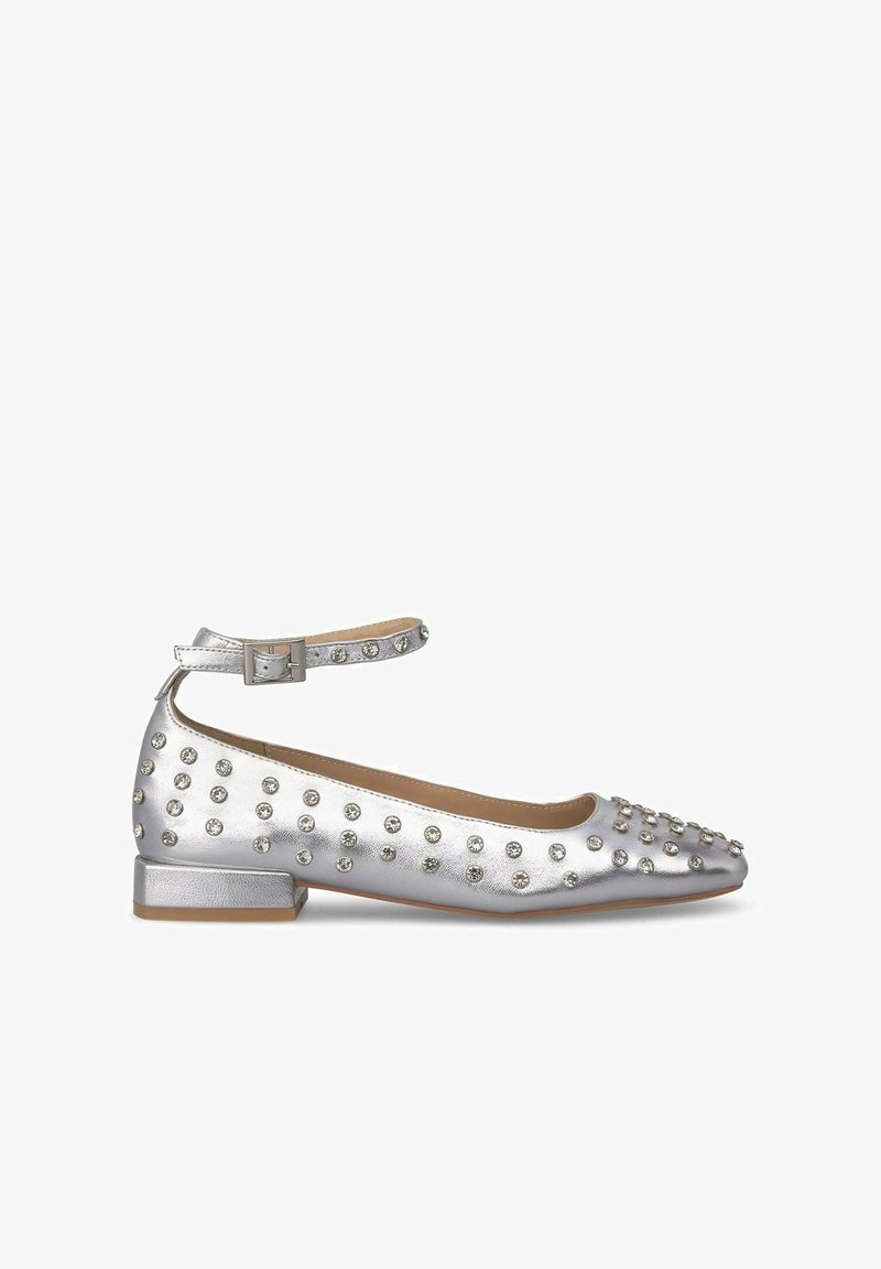 Silberne Ballerinas mit abgerundeter Zehenpartie, Knöchelriemen und verziert mit metallischen Nieten entlang des Obermaterials. Niedriges, blockförmiges Absatzdesign.