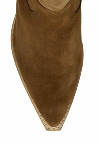 Stivaletto in suede marrone, con punta affusolata e dettagli di cucitura, caratterizzato da una superficie liscia e un design con tagli laterali.