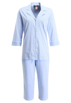 Set di pigiami in cotone con righe blu e bianche; caratterizzato da una camicia con bottoni a maniche tre quarti e pantaloni alla lunghezza capri coordinati.