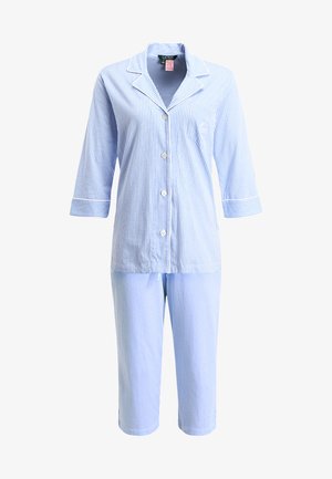 Set di pigiami in cotone con righe blu e bianche; caratterizzato da una camicia con bottoni a maniche tre quarti e pantaloni alla lunghezza capri coordinati.