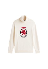Suéter de punto color marfil con cuello alto, que presenta un destacado logo de cresta de león rojo y negro con el texto "HILFIGER", y puños y dobladillo acanalados.