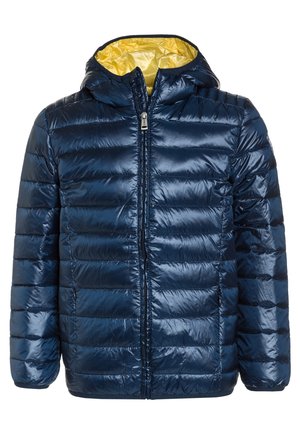 Doudoune matelassée bleu marine avec capuche et fermeture éclair à l'avant, montrant une doublure jaune à l'intérieur de la capuche.