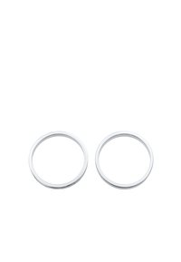 Ein Paar silberfarbener, runder Metallringe mit einer glatten, glänzenden Oberfläche, minimalistischer Gestaltung und gleichmäßiger Dicke.