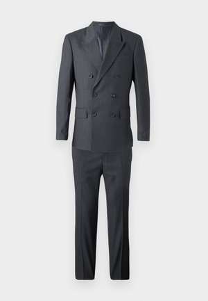 Dobbeltradet grå dress laget av teksturert stoff, med to rader knapper, notched krage og matchende bukser.