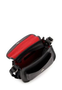 Sort læder crossover-taske med rødt stofinteri�ør, der har et lynlåslomme og en magnetisk trykknaplukning.