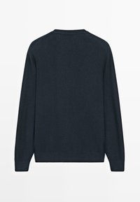 Maglione blu navy con motivo a maglia strutturata, maniche lunghe e scollo rotondo. Presenta polsini e orlo a coste.