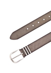 Brauner Ledergürtel mit silberner Schnalle und drei Metallringen, der mehrere Einstichlöcher entlang seiner Länge aufweist.