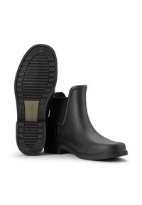 Musta kumisaappaat nilkkoihin, joissa on pyöreä kärki, joustavat sivupaneelit, teksturoitu pohja ja matala korko. Huomionarvoista on vedenpitävä muotoilu.