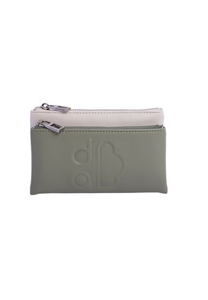 Monedero de cuero verde y beige con cremallera, diseño en relieve, textura suave y detalles metálicos plateados. Dos compartimentos para almacenamiento.