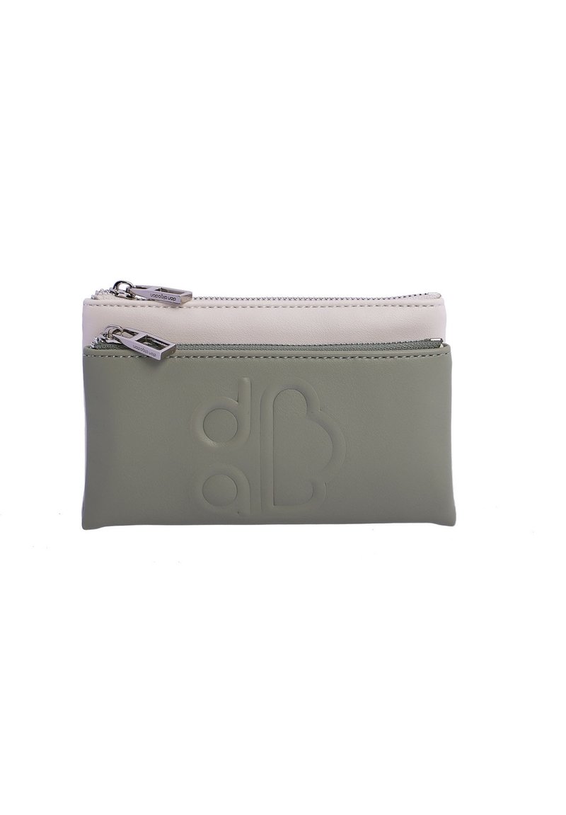 Monedero de cuero verde y beige con cremallera, diseño en relieve, textura suave y detalles metálicos plateados. Dos compartimentos para almacenamiento.