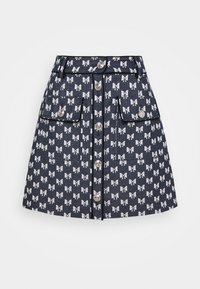 Gonna di denim con motivo a fiocchi bianchi, dotata di quattro tasche frontali, chiusura con bottone argentato e dettagli neri.