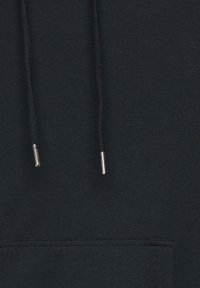 Svart hoodie med känguruficka, justerbara dragsko med metalldelar och en mjuk tygstruktur.