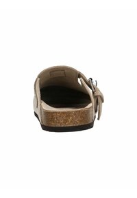 Lichtbeige slipper sandaal met een bovenkant van suede, kurken middenzool en zwarte rubberen zool; beschikt over een verstelbare band met metalen gesp.